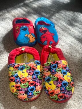 Sesame Street Multicolor & Red/Blue Kids Character Slippers